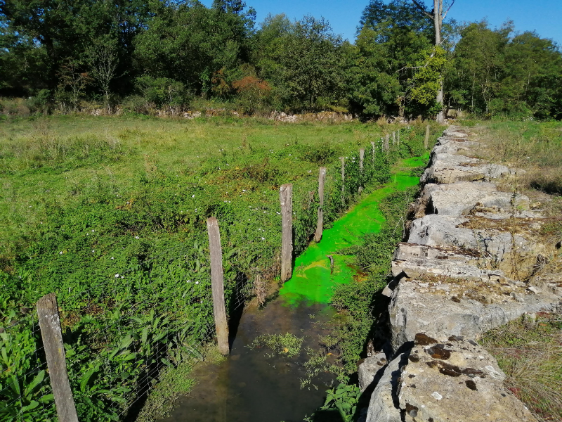 2020 Hydrogéologie traçage Calligée Aveyron Colorant